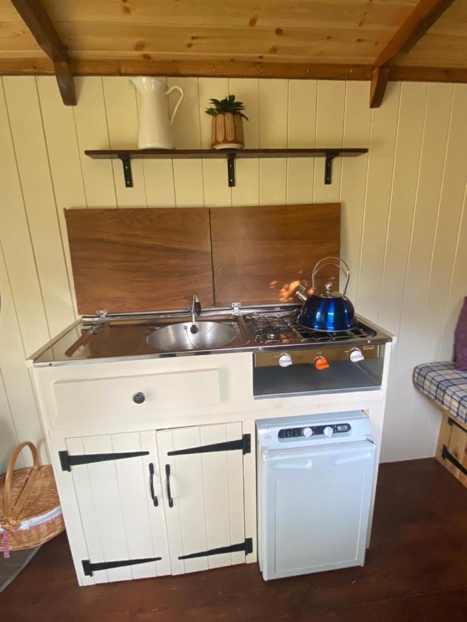 The Shepherd'S Hut - Wild Escapes Wrenbury Off Grid Glamping - Ages 12 And Over Baddiley Exterior foto